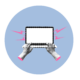 Due mani scrivono al computer